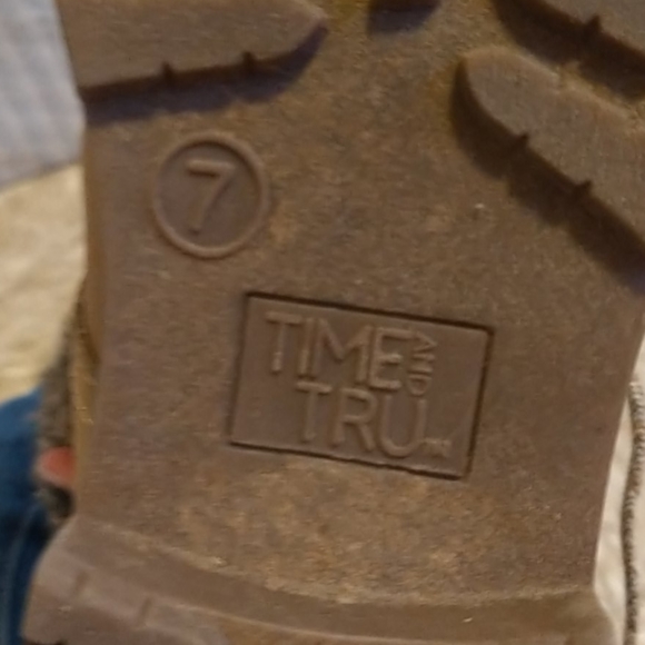 Shoes. - Picture 4 of 4